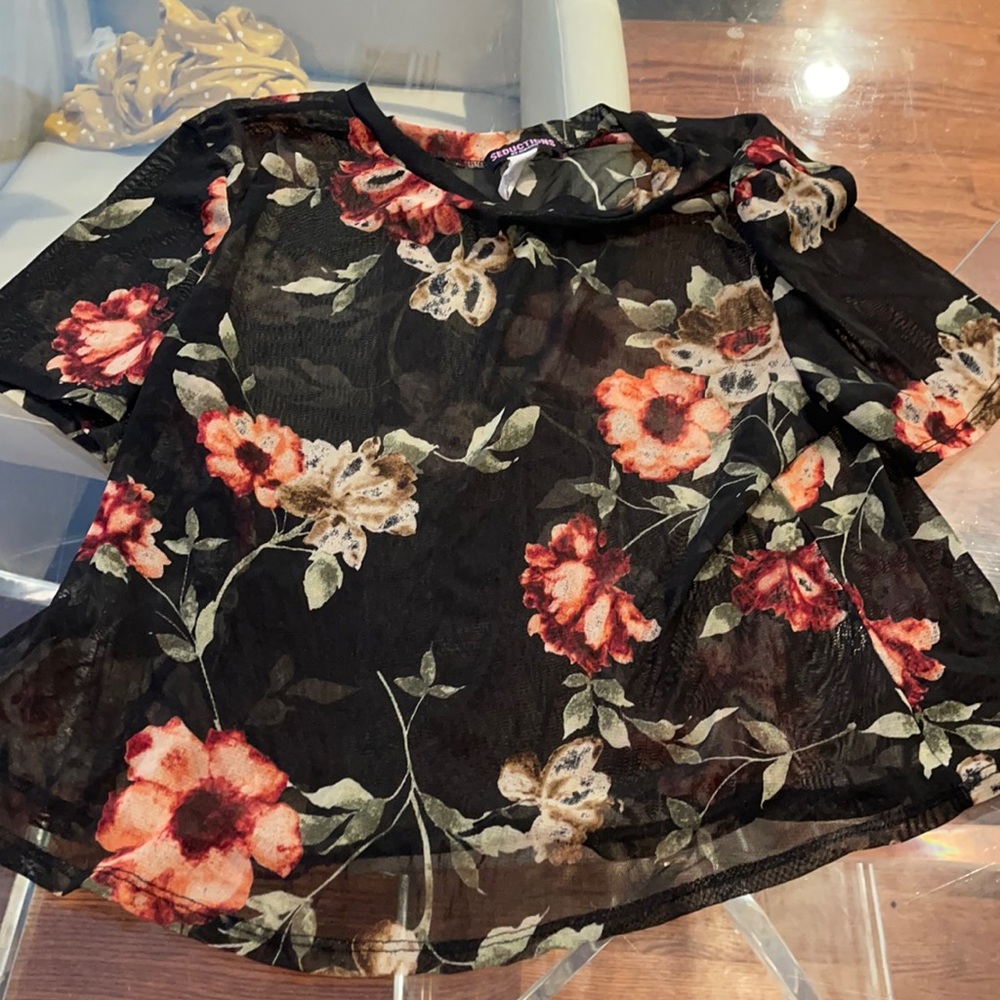 Floral see throw black top medium